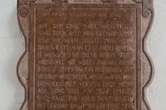 Im Durchgang zum Innenhof ist diese Marmortafel zu sehen. Darauf steht: Von einem Hyalurgen um 1788 Auf der Erde baut man fest, sind doch alle nur fremde Gäst und wo m,an sollte ewig seyn, dahin baut man fast nicht hinein. O Mensch, für diese kurze Zeit thust viel mit Willen und mit Freud sorgst stets um ein bequemen Ort obschon nicht weisst, must morgen fort. Erinnere Dich, vergiss doch nicht auf deine Seel, auf deine Pflicht. Und baue dir auch dort hinein wo dermal einst sollst ewig sein. Ing. Werner Lutzky - Kremsegg - 1976