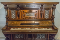 Ein besonders schönes Stück ist dieses Pianino von E. Lämmerhirt, Berlin um 1896. Schraubenstimmung Sammlung Musica.