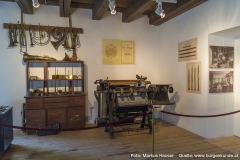 Hier sind Maschinen der Musik- Instrumenten und Seiten- Fabrik des Eduard Heidegger aus Linz a.d. Donau, einem bekannten Musikinstrumente-Erzeuger, ausgestellt.