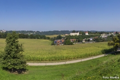 Schloss Kremsegg liegt auf einem nach drei Seiten steil abfallenden Höhenrücken oberhalb von Kremsmünster.