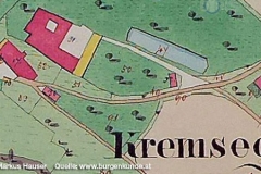 Reproduktion der Urmappe (Quelle: maps.doris.at) mit dem Kartenausschnitt vom Schloss Kremsegg. Alle roten Gebäudeteile sind aus Stein erbaut, die gelben aus Holz. Man beachte die unglaublichen Dimensionen der Taverne unterhalb des Schlosses.