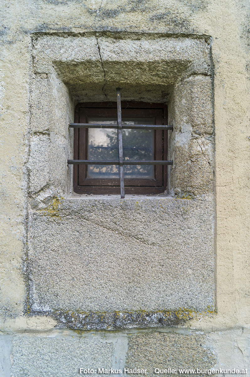 Die Südseite weist dieses aussergewöhnliche Fenster auf. Welchen Zweck eine im unteren Bereich derartige Verbreiterung des Rahmens hatte, bleibt zunächst unklar.