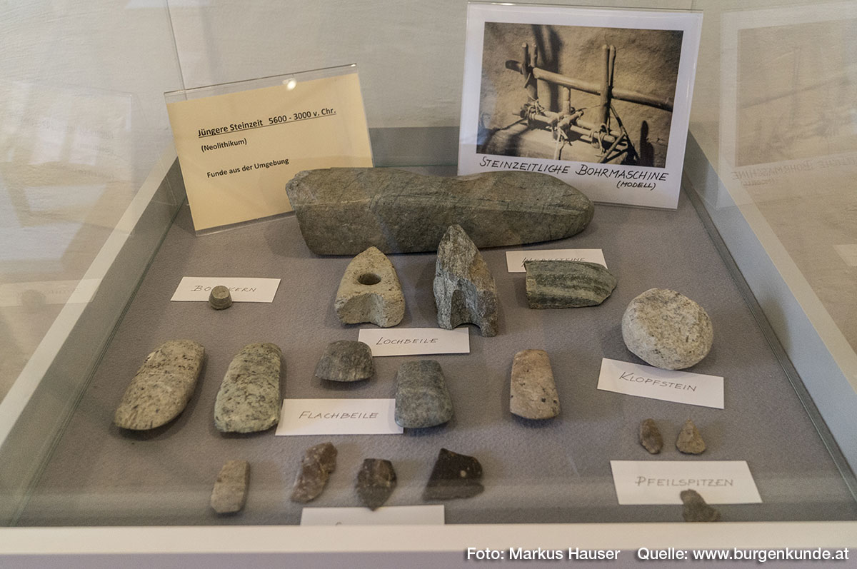 Funde aus der Steinzeit wie Bohrkerne, Lochbeile, Klopfsteine, Flachbeile oder Pfeilspitzen werden gezeigt.