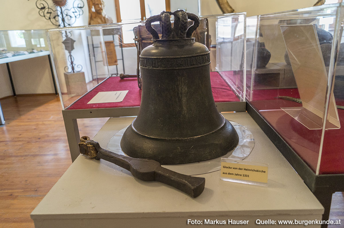 Glocke von der Heinrichskirche aus dem Jahre 1331. Ein Wunder das sie jahrhundertelang unbeschadet überstand. In Kriegszeiten wurden viele Glocken eingegossen, um an das Eisen zu gelangen.