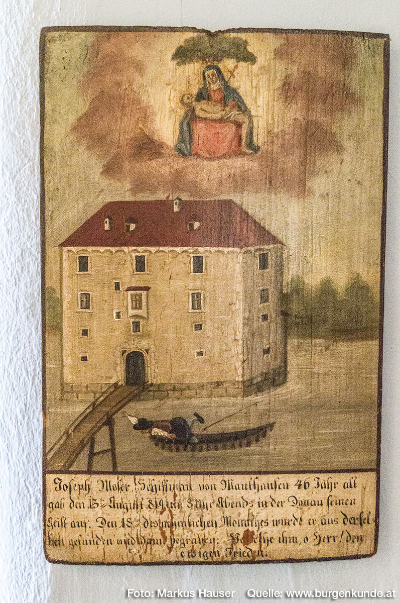 Ein altes Bild von Schloss Pragstein zeugt von einem Unglück zwischen dem Ufer und dem Schloss. Joseph Moser Schiffinhu (?) von Mauthausen 46 Jahr alt gab den 13ten August 1819 ?? 8 Uhr Abends in der Donau seinen Geist auf. Den 18ten des neymlichen Monathes wurde er aus derselben gefunden wird dann begraben. Reiche ihm o Herr! den ewigen Frieden. Johann Birngruber 26 Jahre alt, Zimermeister-Sohir von Mauthausen verunglückte am 8. Juni 1891 da er beim Baue der Badhütte in die Donau stürtzte und ertrank. Man bittet um einen Vaterunser. (sic)