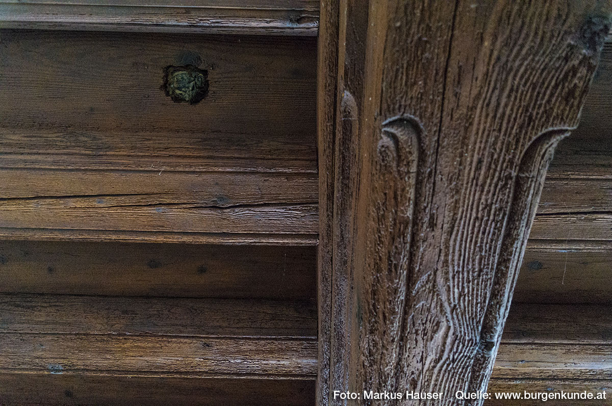 Die Holzdecke im Apothekenmuseum zeugt noch von der einst glanzvollen Geschichte von Schloss Pragstein.