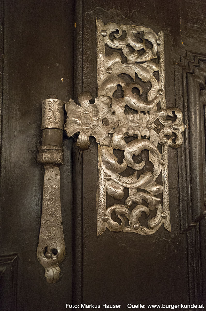 Besonders diese barocke Türe weist zahlreiche liebevolle Details und eine ganz besondere Bemalung auf.