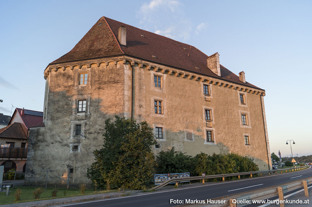Schloss Pragstein wurde einst auf einer kleinen Felseninsel in der Donau erbaut. Dies war auch der Grund für die kielartige Zuspitzung.