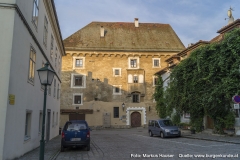 An der dem Ufer zugewandten Nordseite befinden sich einige reich profilierte Fenstergewände aus der Erbauungszeit und das große eisenbeschlagene Tor mit Einmannloch.