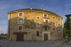 Diese Panoramaaufnahme zeigt die komplette Nordseite von Schloss Pragstein. Deutlich ist im unteren Bereich eine nicht allzulange Neuverputzung zu erkennen, die sich bis zum Torbereich zieht.