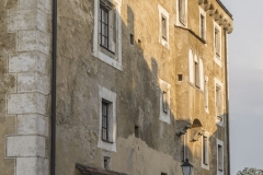 Die unterschiedliche Höhe zweier Fenster der Nordseite ist auf ihre Lage im Stiegenaufgang zurückzuführen.