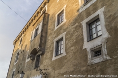 Das schräg nach oben ausgerichtete Fenster rechts unten im Bild war die einzige natürliche Lichtquelle des Rossstalls, den wir gleich noch zeigen werden.