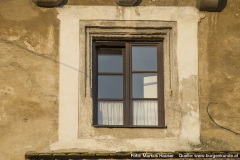 Die anderen Fenster der Nordseite zeigen in den oberen Stockwerken eine reiche Profilierung.