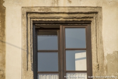 Die anderen Fenster der Nordseite zeigen in den oberen Stockwerken eine reiche Profilierung.