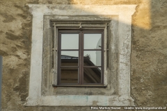 Die anderen Fenster der Nordseite zeigen in den oberen Stockwerken eine reiche Profilierung.