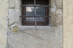 Die Südseite weist dieses aussergewöhnliche Fenster auf. Welchen Zweck eine im unteren Bereich derartige Verbreiterung des Rahmens hatte, bleibt zunächst unklar.