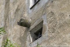 Ein Ausgussstein an der Südseite. Warum dieser genau oberhalb eines Fensters platziert ist bleibt unbekannt. Er ist im Bereich des offenen Kamins zu finden, den wir später noch genauer zeigen.