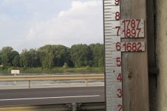 Die Hochwassermarken zeugen von der bewegten Geschichte und der mitunter gefährlichen Lage im Strom. Erst durch den Hochwasserschutz, der in Folge des Jahrhundert-Hochwassers 2002 errichtet wurde, ist nun auch Schloss Pragstein sicher und so können die Kellerräume und der Rossstall künftig ebenefalls dauerhaft genutzt werden.