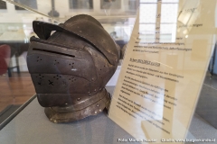 Ritterhelm um 1600. Er kam 2011/12 wieder an das Heimatmuseum. Nach 67 Jahren wurde der Ritterhelm aus den Vereinigten Stasten von Amerika dem Heimat- und Museumsverein Mauthausen zurückgegeben. Der Militärarzt Dr. Georg Maxwell nahm bei seinem Durchzug 1945 den Ritterhelm als Souvenir mit in seine Heimat. An seinem Sterbebett veranlasste er die Rückführung des "Beutestückes" und seine Erben nahmen Kontakt mit dem Tourismusverbandes Mauthausen auf.