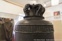 Ein Schriftzug ziert die Glocke aus der Heinrichskirche.