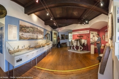 Ausstellungsraum über den einst bedeutenden Salzhandel an der Donau und Mauthausen. In der Vitrine ein Treidelzug.