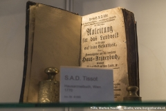 Es werden auch alte Heilbücher ausgestellt. Hier aus dem Jahre 1776 ein Hausarzneibuch aus Wien (S.A.D. Tissot): Anleitung für das Landvolk in Absicht auf seine Gesundheit; Oder: Gemeinnützliches und sehr bewährtes Haus=Arzneibuch, besonders für das Volk auf dem Lande.