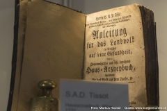 Es werden auch alte Heilbücher ausgestellt. Hier aus dem Jahre 1776 ein Hausarzneibuch aus Wien (S.A.D. Tissot): Anleitung für das Landvolk in Absicht auf seine Gesundheit; Oder: Gemeinnützliches und sehr bewährtes Haus=Arzneibuch, besonders für das Volk auf dem Lande.