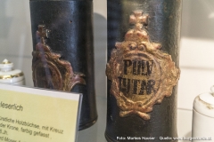 Aus der ehemaligen Apotheke in Steyr stammen diese beiden farbig gefassten kurfürstlichen Holzbüchsen mit Kreuz über der Krone aus der 2. Hälfte des 18. Jh.