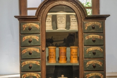 Apothekerkasten, Teil einer Schlossapotheke, Barock um 1750.