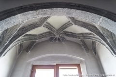 Hier iin der gewölbten Mittelhalle im obersten Stock befindet sich auch der einzige Hinweis auf einen sakralen Bereich im Schloss Pragstein. Es sind dies die abgeschnittenen Reste eines Sternrippengewölbes. Hier dürfte sich wohl einst die Kapelle mit Polygonalapsis befunden haben.