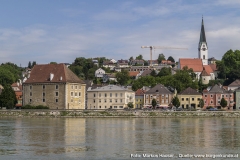 Schloss Pragstein fügt sich wunderbar in das historische Ambiente und schöne Panorama von Mauthausen.