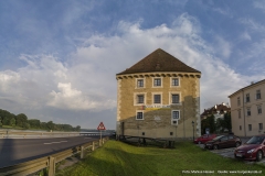 Schloss Pragstein fügt sich wunderbar in das historische Ambiente und schöne Panorama von Mauthausen. Im Vordergrund ist jener Holzsteg zu sehen, der einst den Zugang zum Schloss Pragstein ermöglichte, als sich dieses noch auf der Insel in der Donau befand.