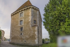 Schloss Pragstein wurde einst auf einer kleinen Felseninsel in der Donau erbaut. Dies war auch der Grund für die kielartige Zuspitzung.