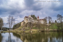 Schloss Waldenfels im oberen Mühlviertel mit dem darunter liegenden Teich.