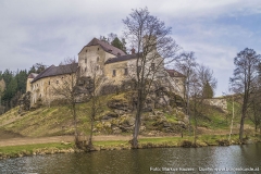 Schloss Waldenfels im oberen Mühlviertel mit dem darunter liegenden Teich.
