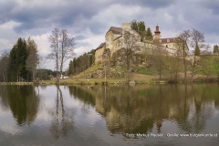 Schloss Waldenfels im oberen Mühlviertel mit dem darunter liegenden Teich.