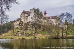 Schloss Waldenfels im oberen Mühlviertel mit dem darunter liegenden Teich.