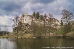 Schloss Waldenfels im oberen Mühlviertel mit dem darunter liegenden Teich.