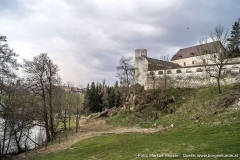 An Stelle des heute am weitesten in das Kettenbachtal vorkragenden Turmes, stand wohl einst die erste Burganlage auf dem Felsen.