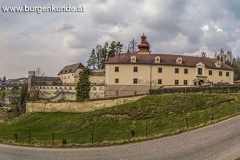 Hauptansicht von der am Schloss Waldenfels vorbeiführenden Straße.