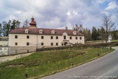 Die 9-achsige Front des Hauptgebäudes von Schloss Waldenfels.