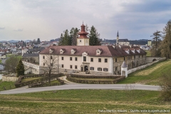 Heute dominiert ein schlanker quadratischer Turm mit barockem Zwiebelhelm das Hauptgebäude der Schlossanlage.