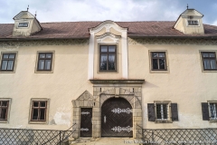 Auch hier zeugt die unregelmäßige Anordnung der Fenster von den zahlreichen Umbauten, die in den letzten Jahrhunderten vorgenommen wurden.