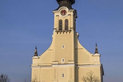 Die dem heiligen Bartholomäus geweihte Kirche zu Reichenthal. Auch der "Mühlviertler Dom" genannt. 1890 baute man um die alte Kirche herum diese neue im Neorenaissance-Stil. Sie gilt als ein Hauptwerk des kirchlichen Historismus in Oberösterreich.
