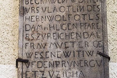 An der Südseite der Kirche ist diese Grabtafel zu finden. Auf ihr steht geschrieben: ANNO 1689 DEN 5 SEBTEMER IST HIE BEGRAWEN WORTEN URSULA OTLIN DES HERN WOLF OTLS DAMAHLIGEN PFARE RS ZU REICHENDAL FRAU MUETER GE WESENE WITIW A UF DEN PRUNERGU ET ZU ZILHA PAIRN BEI WASERBURG