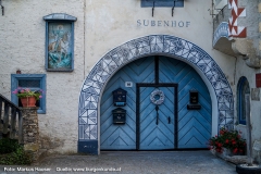 Das reich verzierte Rundbogenportal des Subenhof in Rossatz in der Wachau.