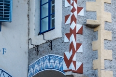 Der reich verzierte Erker auf einer hervorkragenden Konsole an der Stirnseite des vorspringenden Traktes am Subenhof in der Wachau.