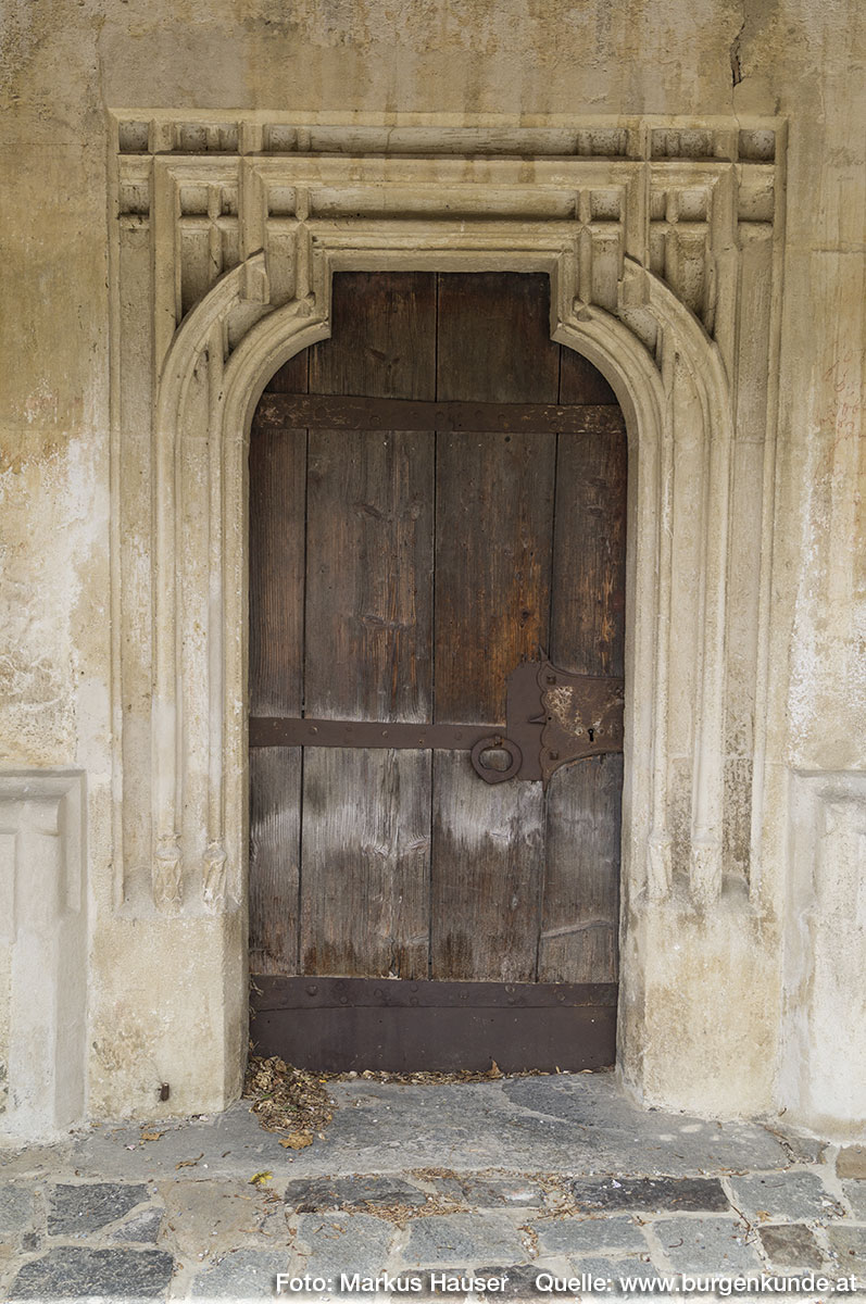 An der Südseite der Kirche befindet sich dieser Zugang durch ein mehrfach gestäbtes Portal mit Schulterbogenschluß.