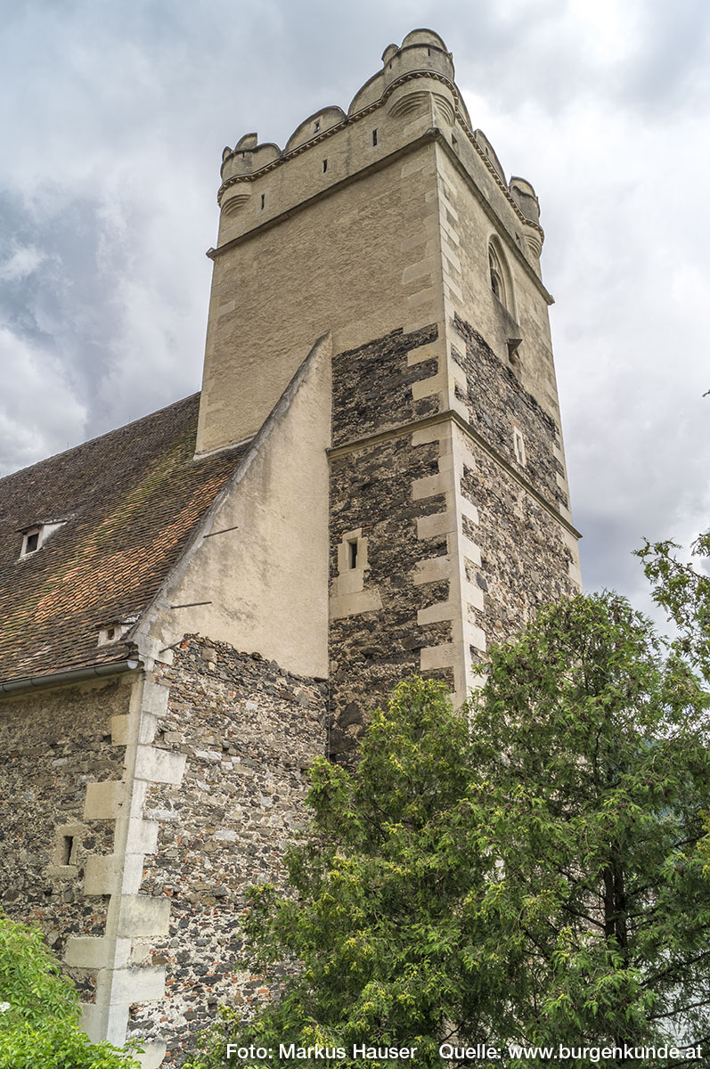 Der Turm der Wehrkirche zeigt an der Nordseite im obersten Bereich einige Scharten.