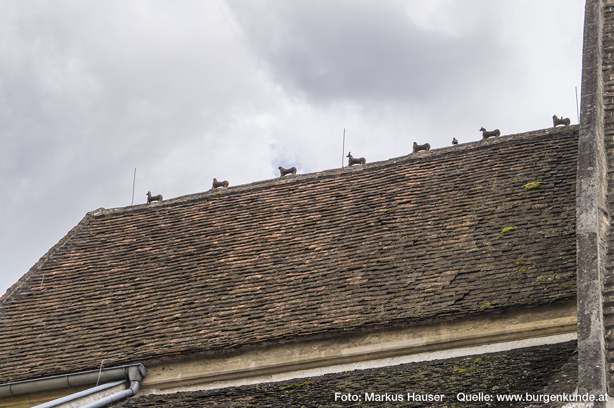 Auf dem Dachfirst der Kirche sind die im Volksmund als die "7 Hasen von St. Michael" bezeichneten Tiergestalten zu sehen. Im Bild hat sich eine Taube zwischen die 2. und 3. Tiergestalt geschummelt.